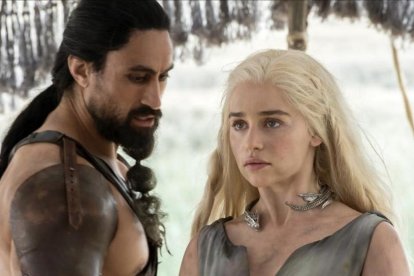 Joe Naufahu y Emilia Clarke, en un episodio de la sexta temporada de 'Juego de tronos.-Macall B Polay