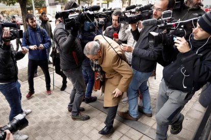 El abogado de la joven madrilena que denuncio, Carlos Bacaicoa, a su llegada al Palacio de Justicia de Navarra.-EFE