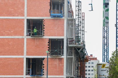 La construcción gana 87 parados en un mes de agosto generalmente favorable en la carga de trabajo. SANTI OTERO