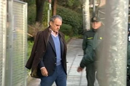 Mario Conde se dirige a la Audiencia Nacional, custodiado por la Guardia Civil.-VIDEOTAPE TV-3