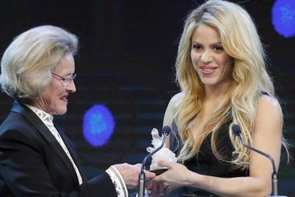 Shakira recibe un Crystal Award de manos de Hilde Schwab.-Michel Euler