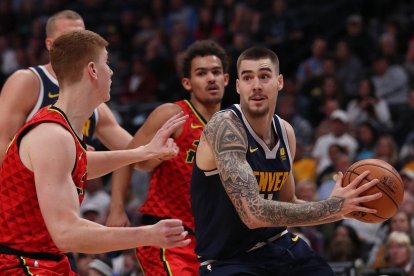 Juancho, rodeado de rivales-