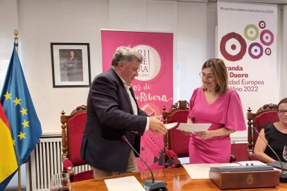 La alcaldesa de Aranda ha firmado el nuevo convenio de colaboración con el presidente del Consejo Regulador, Enrique Pascual