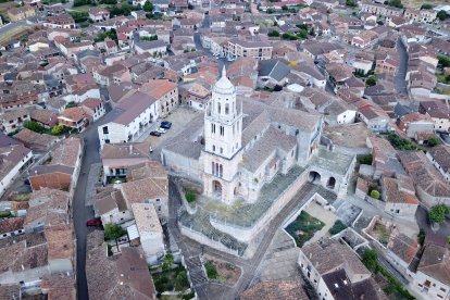 Vista aérea de la iglesia-colegiata de Santa María del Campo. ISRAEL L. MURILLO