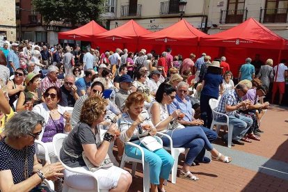 Un grupo de asistentes prueba un plato de gazpacho elaborado con el producto estrella de la jornada.-E. R.