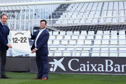 Domínguez (Caixabank) y Santidrián (Burgos CF) posan en El Plantío. BURGOS CF