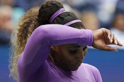 Serena Williams, con gesto abatido durante el partido contra Bianca Andreescu.-AP / ADAM HUNGER