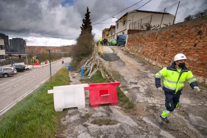 Obras en el talud de Pisones al poco de iniciarse, el pasado marzo. TOMÁS ALONSO