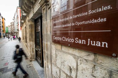 Una persona sale del Centro Cívico de San Juan donde se encuentra la Gerencia de Servicios Sociales. TOMÁS ALONSO