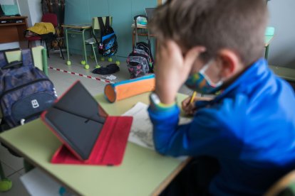 Un niño con la mascarilla puesta realiza un ejercicio en clase. TOMÁS ALONSO