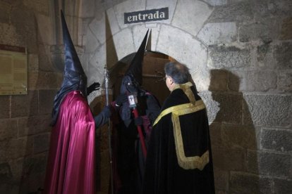 En el Arco de Santa María se cumplió con la tradición de liberar al reo.-RAÚL OCHOA