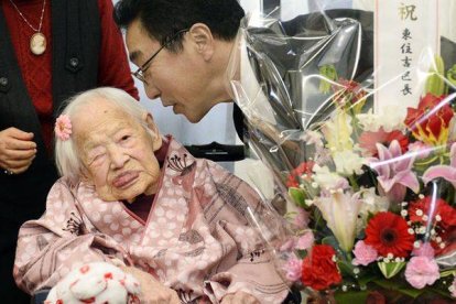 La japonesa Misao Okawa celebrando su cumpleaños con su familia en Japón.-Foto: AP