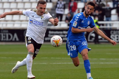 Valcarce pugna con un rival. TOMÁS ALONSO