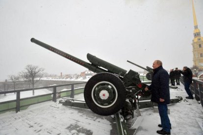 El presidente ruso, Vladimir Putin, inspecciona el arsenal de la fortaleza de Pedro y Pablo, en San Petersburgo.-ALEXEI DRUZIHIN (REUTERS)