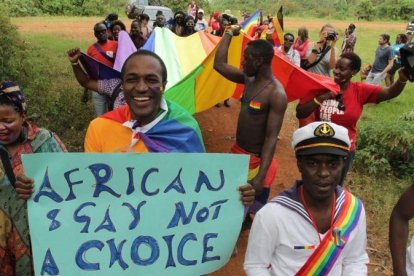 Homosexuales ugandeses durante una manifestación del orgullo gay.-EL PERIÓDICO