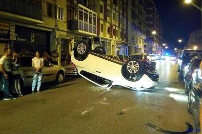 El SUV volcó y quedó atravesado en plena calle San Francisco.-R. MANSO