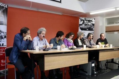 De izquierda a derecha, Eduard Ibáñez de Justícia i Pau, Pere Brunet de la campaña GCOMS, Jordi Calvo del Centre Delàs de Estudios por la Paz, Pepa Martínez de LaFede.cat, Jordi Armadans de Fundipau, Felipe Daza de Novact i David Fernández-LAURA FIGULS (ACN)