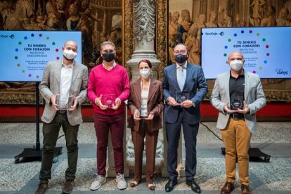 El acto de entrega de las aportaciones solidarias tuvo lugar el jueves 3 de junio en la sede central de Ibercaja en Zaragoza en el Patio de la Infanta con la presencia de los representantes de las asociaciones solidarias. ECB