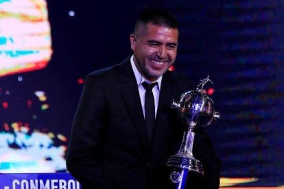 Riquelme, el 17 de diciembre del 2019, recibiendo una réplica de la Copa Libertadores.-