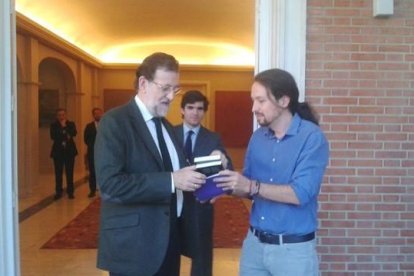 En el primer encuentro entre los dos líderes, el candidato a las presidenciales de Podemos le entrega un libro de Machado a Mariano Rajoy-Podemos