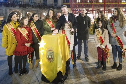 Javier Lacalle, acompañado de las damas y reinas de las fiestas, dieron el pistoletazo de salida.-ISRAEL L. MURILLO