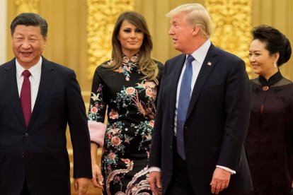 El presidente de China, Xi Jinping, y su mujer, Peng Liyuan, con Donald Trump y Melania, en Pekín.-AFP / JIM WATSON