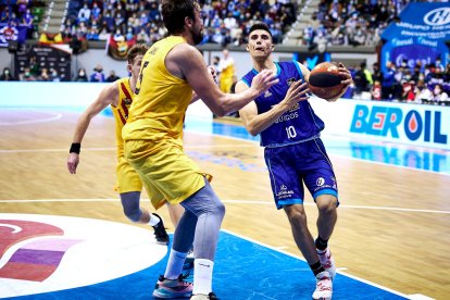 Corbalán entra a canasta en el partido contra el Barcelona. B. B. HOJAS / SPB