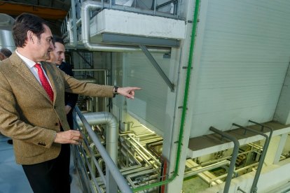 Juan Carlos Suárez-Quiñones en la planta de trigeneración de biomasa de Burgos. SANTI OTERO