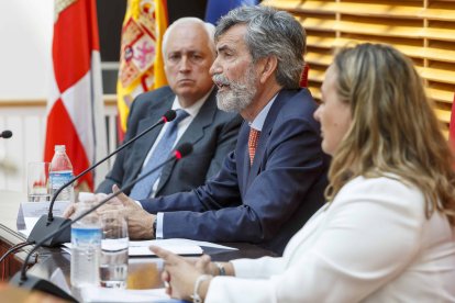 Carlos Lesmes, en su intervención en Burgos junto a José Luis Concepción y la jueza decana de Burgos, Blanca Subiñas. ICAL