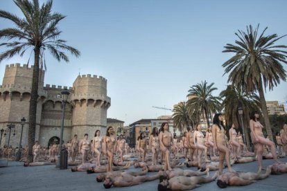 Cientos de voluntarios posan frente a las Torres de Serrano de Valencia para el fotógrafo estadounidense Spencer Tunick.-MIGUEL LORENZO