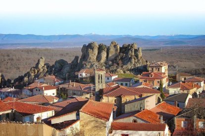 Vista panorámica de Pinilla de los Barruecos con la peña de Villanueva al fondo.