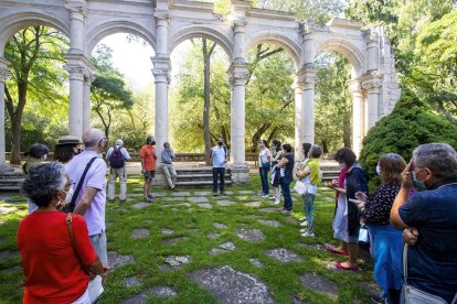 Jesús Preciado explica detalles de las piedras con las que se confeccionaron los elementos arquitectónicos presentes en la ruta de ayer. SANTI OTERO