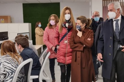 Raquel Sánchez en el Centro Competencias Digitales de Renfe en Miranda de Ebro, con su alcaldesa, Aitana Hernando. MITMA