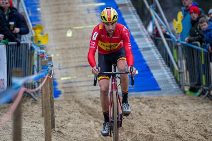 El ciclista alicantino con el maillot nacional en Lille. BURGOS BH