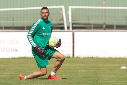 Barovero, durante un entrenamiento en la Ciudad Deportiva de Castañares. ALBA DELGADO / BURGOS CF