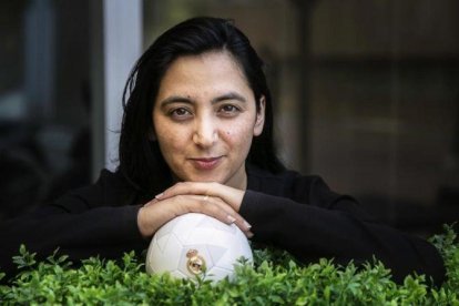 Khalida Popal, con una pelota del Real Madrid (su equipo favorito) a su paso por Barcelona.-JOAN CORTADELLAS