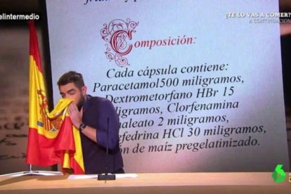 Imagen del polémico sketch de Dani Mateo en El Intermedio en el que se suena con la bandera.-EL PERIÓDICO