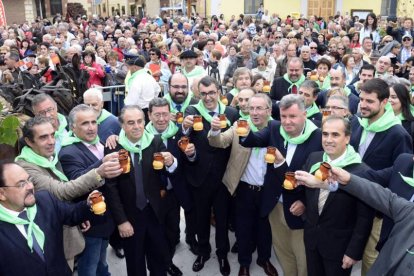 Las autoridades pudieron probar el primer caldo de la nueva cosecha, que se prevé «de gran calidad».-FOTOS: ICAL