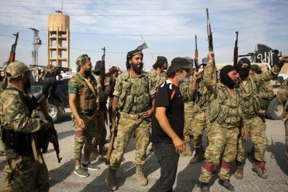 Combatientes sirios en la ciudad de Ayn al-Arus, al sur de la ciudad fronteriza de Tal Abyad.-AFP / BAKR ALKASEM