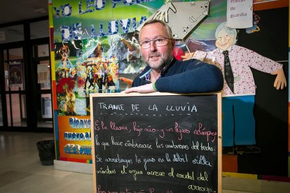 Jesús Arranz, junto a un mural dedicado a la poesía en el IES Pintor Luis Sáez. TOMÁS ALONSO