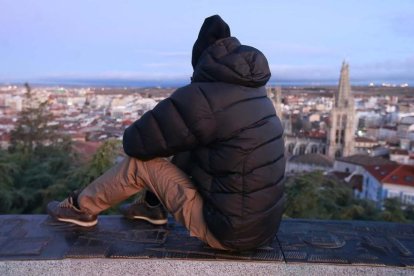 Juan (nombre ficticio), más conocido como el saltador de Río Vena, accedió a posar para este periódico en el mirador del Castillo, de espaldas para proteger su identidad.-RAÚL G. OCHOA