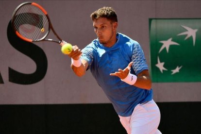 Pablo Carreño devuelve un golpe en su debut en París ante Kovalik.-CHRISTOPHE SIMON (AFP)