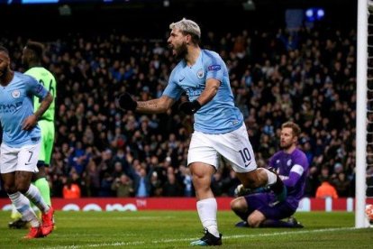 Agüero celebra el primero de sus tres goles al Aston Vila en una tarde de récord. Agüero celebra el primero de sus tres goles al Aston Vila en una tarde de récord.-