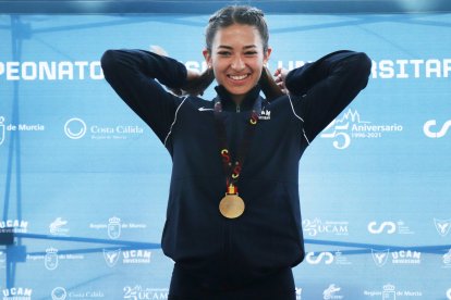 Lucía Carrillo, con la medalla de oro lograda en el Nacional. UCAM_DEPORTES