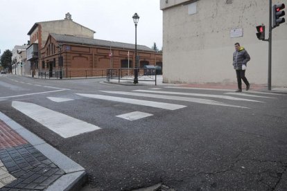 Imagen de un paso elevado de peatones en el barrio de San Pedro de laFuente.-ISRAEL L. MURILLO