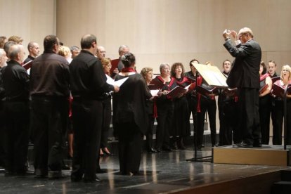 La Coral Polifónica Sagrada Familia de Madrid fue la primera en salir al escenario del Fórum Evolución-Raúl Ochoa