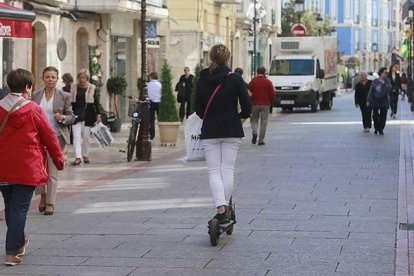 Imagen de un patinete eléctrico circulando por la calle de Laín Calvo.-RAÚL G. OCHOA