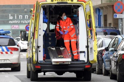 Personal sanitario en una ambulancia. ICAL