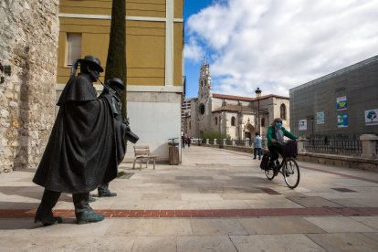 Una ciclista transita por la calle San Lesmes, que está incluida en la Ordenanza de Movilidad como área de tráfico restringido. TOMÁS ALONSO