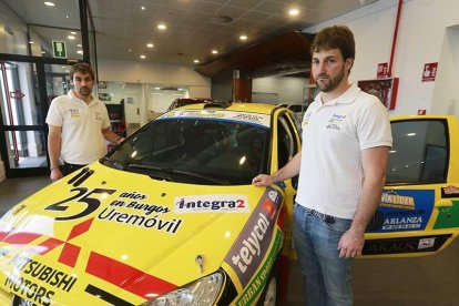 Christian y David Urbán posan con elPeugeot 206 de competición.-RAÚL OCHOA